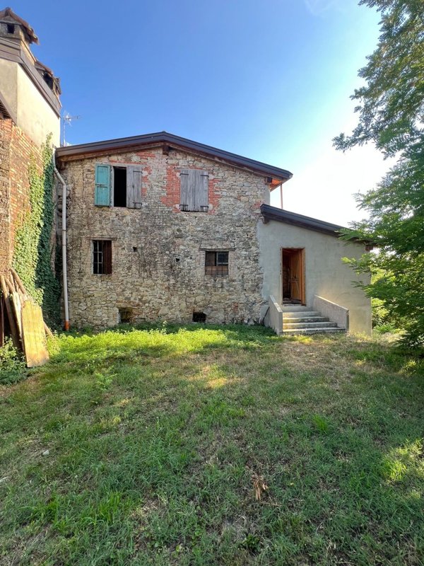 casa indipendente in vendita a Langhirano in zona Strognano