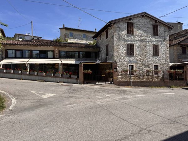 casa indipendente in vendita a Langhirano in zona Cozzano