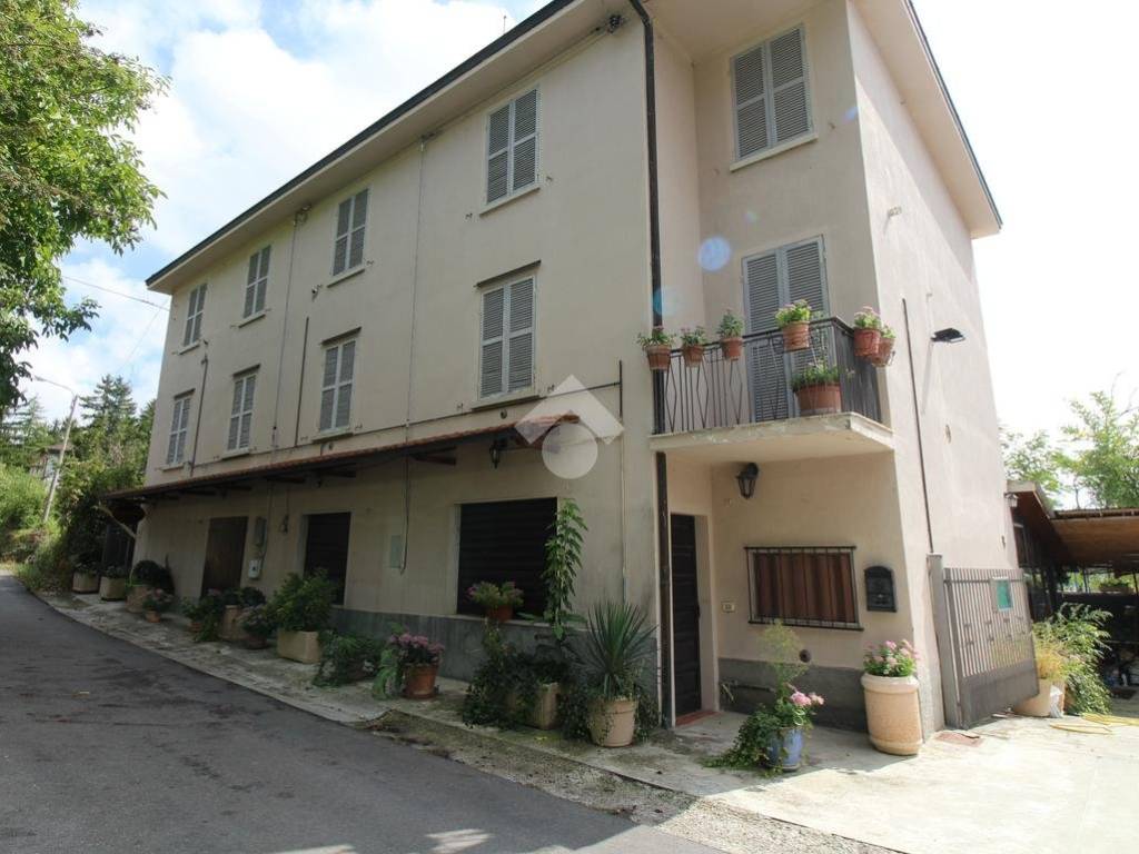 casa indipendente in vendita a Langhirano in zona Cozzano