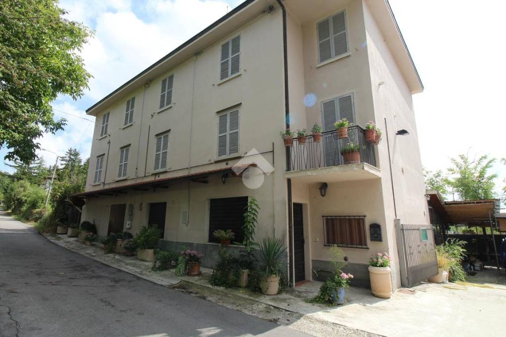 casa indipendente in vendita a Langhirano in zona Cozzano