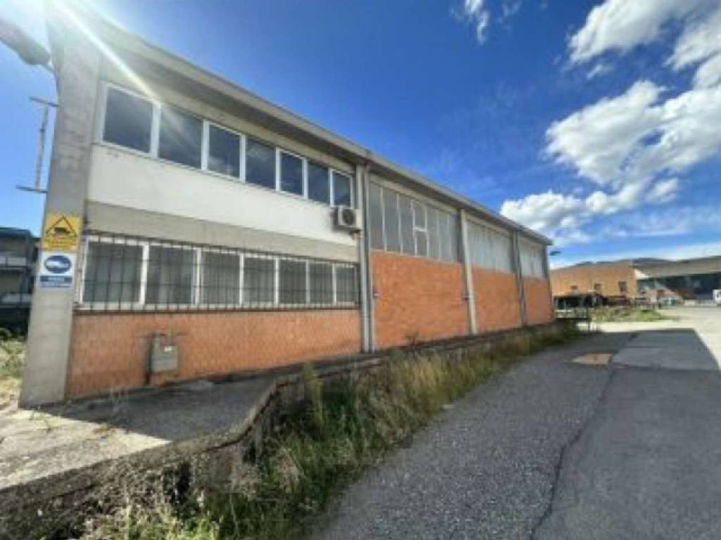 locale commerciale in vendita a Langhirano