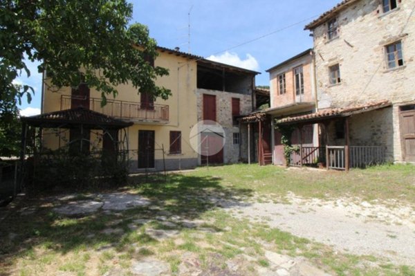 casa indipendente in vendita a Langhirano in zona Cozzano
