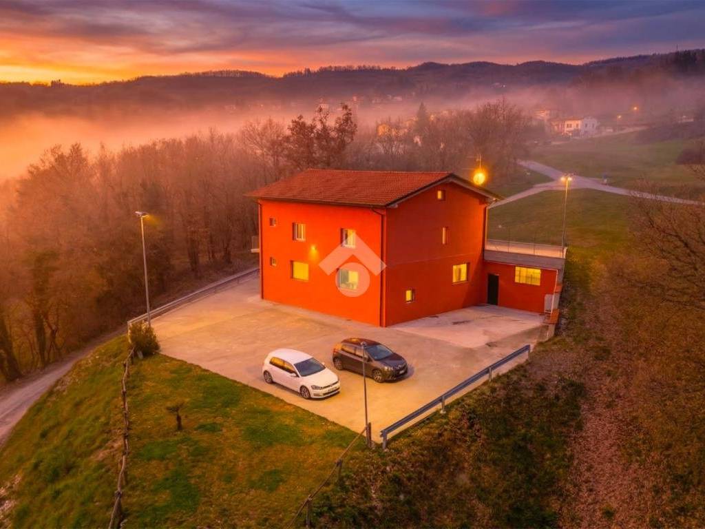 casa indipendente in vendita a Langhirano in zona Cozzano