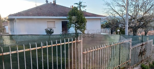 casa indipendente in vendita a Langhirano in zona Cozzano