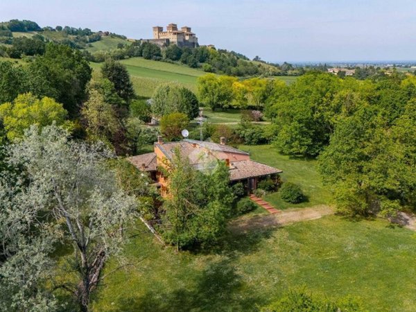 casa indipendente in vendita a Langhirano in zona Torrechiara
