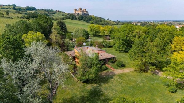 casa indipendente in vendita a Langhirano in zona Torrechiara
