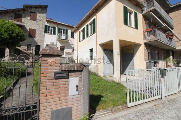 casa semindipendente in vendita a Langhirano in zona Cozzano