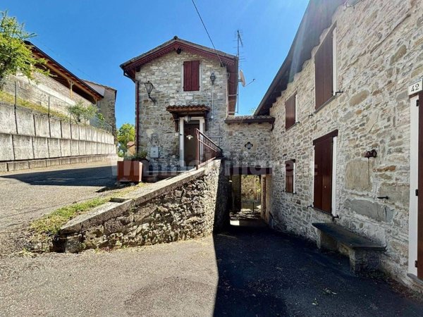 casa indipendente in vendita a Langhirano in zona Antesica