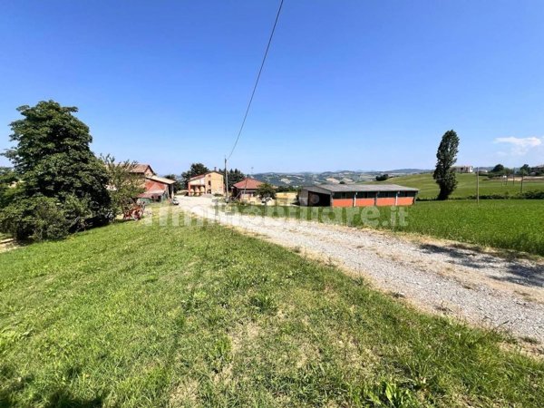 appartamento in vendita a Langhirano in zona Strognano