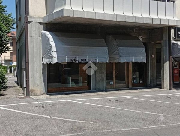 negozio in vendita a Langhirano