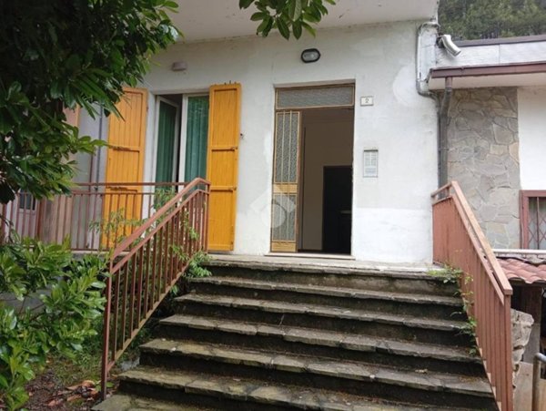 negozio in vendita a Langhirano in zona Cozzano