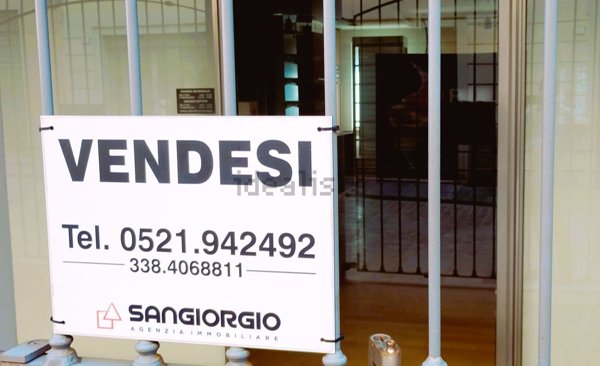 locale commerciale in vendita a Langhirano in zona Case Schianchi