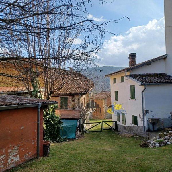 appartamento in vendita a Langhirano in zona Riano