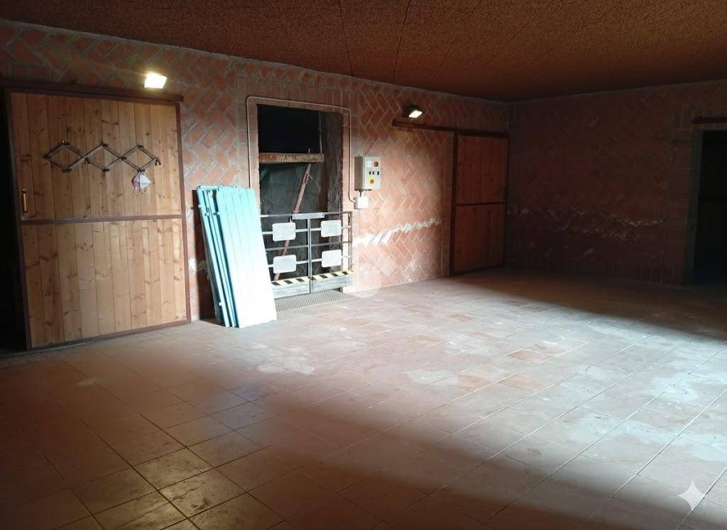 locale commerciale in vendita a Langhirano