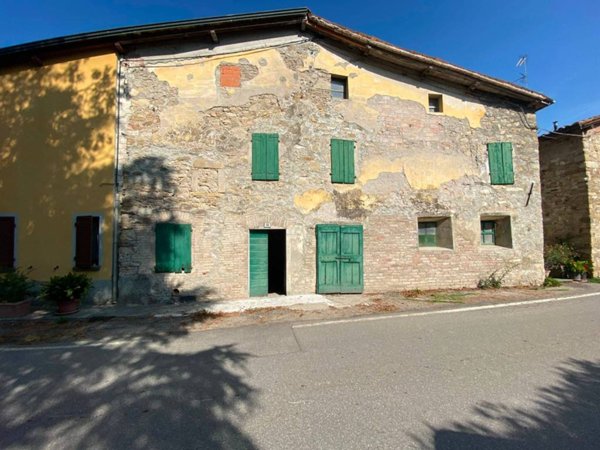 casale in vendita a Langhirano in zona Strognano