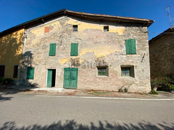 casale in vendita a Langhirano in zona Strognano