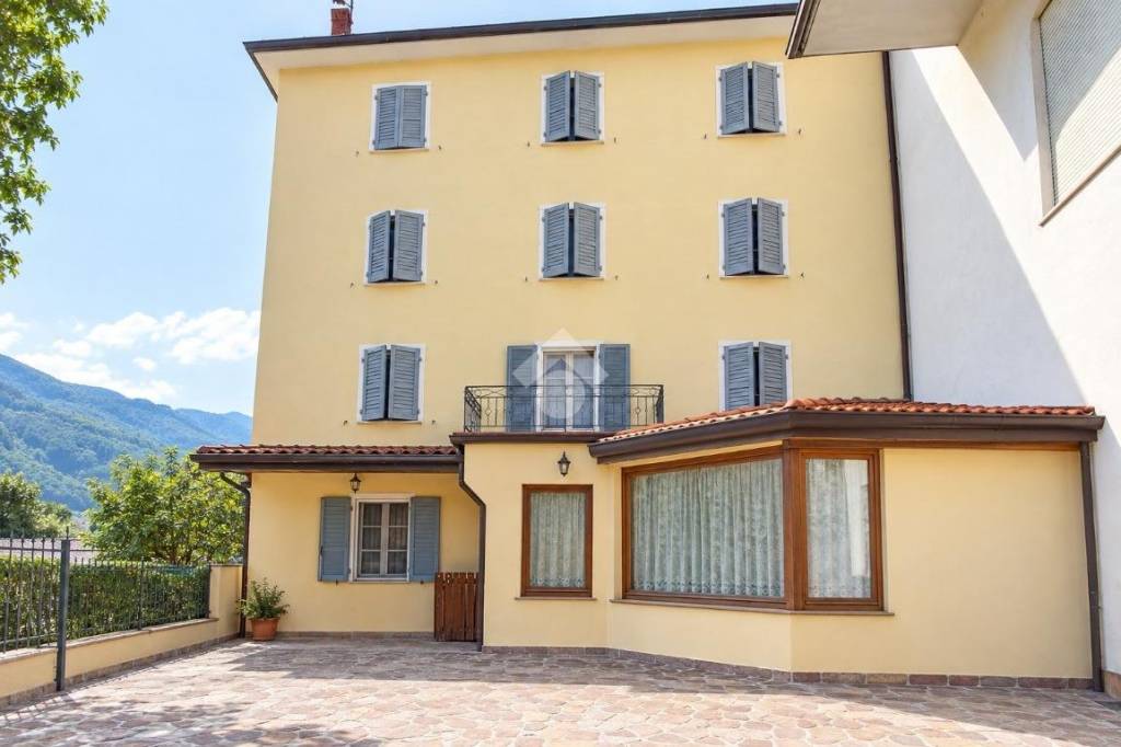 casa indipendente in vendita a Langhirano in zona Riano