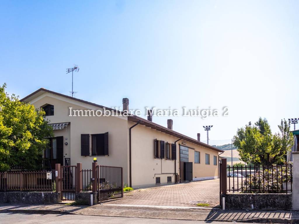 appartamento in vendita a Langhirano in zona Case Schianchi