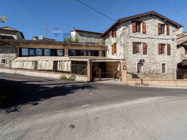 intera palazzina in vendita a Langhirano in zona Cozzano