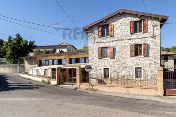 casa indipendente in vendita a Langhirano in zona Cozzano