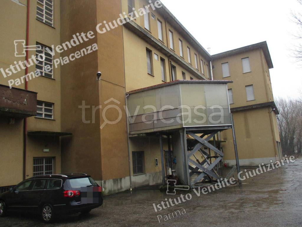 locale commerciale in vendita a Langhirano in zona Pastorello