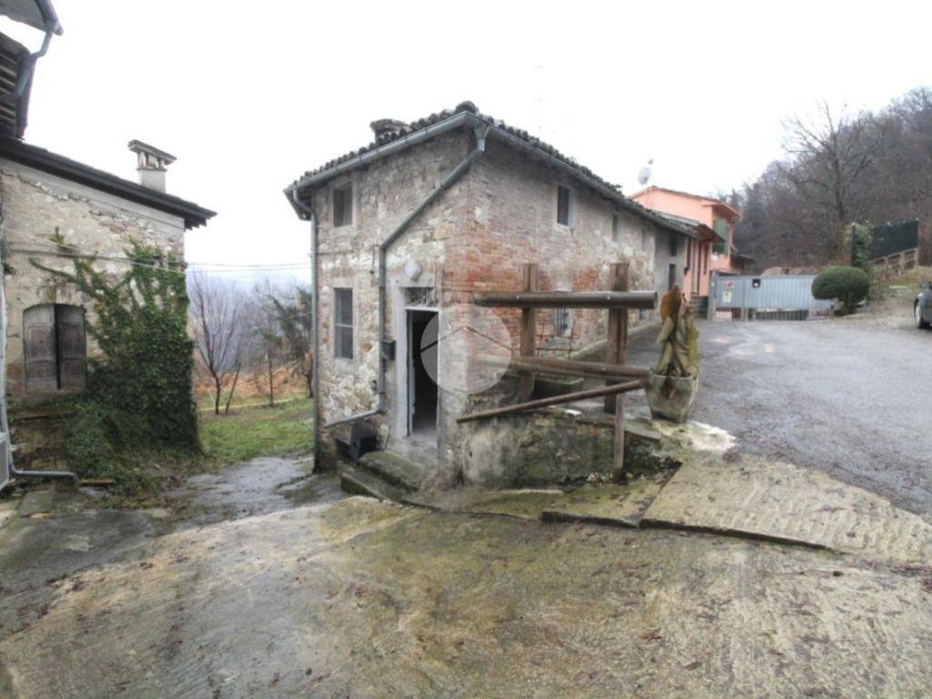 casa indipendente in vendita a Lesignano de' Bagni in zona Cavirano