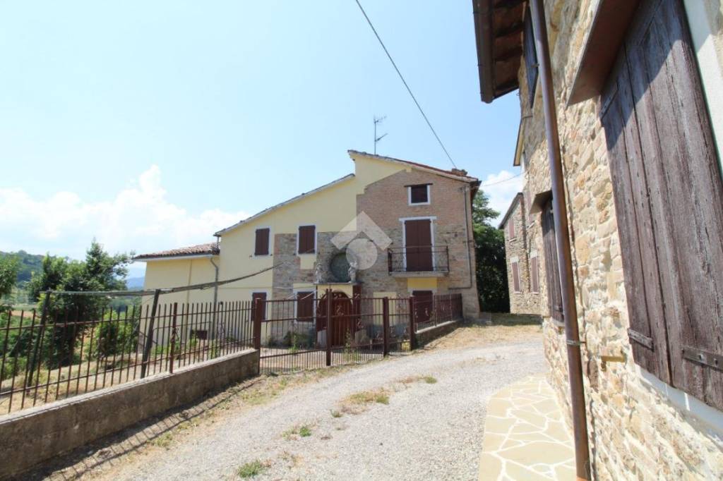 casa indipendente in vendita a Lesignano de' Bagni in zona San Michele Cavana
