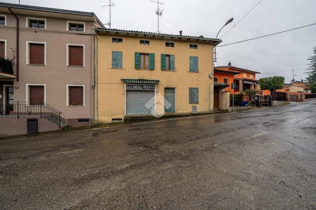 casa indipendente in vendita a Lesignano de' Bagni