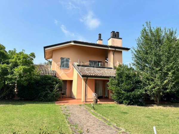 casa indipendente in vendita a Lesignano de' Bagni in zona Bassa