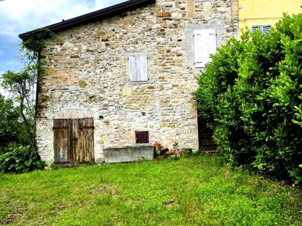 casa indipendente in vendita a Lesignano de' Bagni