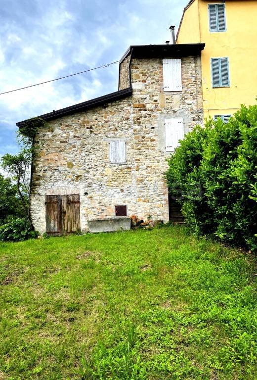 casa indipendente in vendita a Lesignano de' Bagni