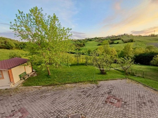 casa indipendente in vendita a Lesignano de' Bagni