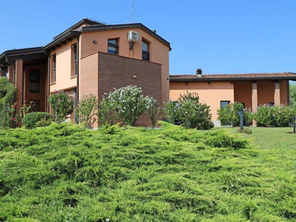 casa indipendente in vendita a Lesignano de' Bagni in zona Stadirano