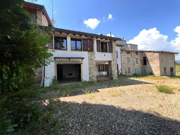 casa indipendente in vendita a Lesignano de' Bagni