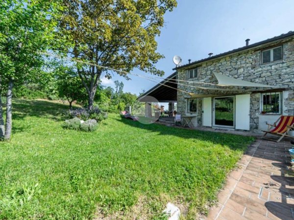 casa indipendente in vendita a Lesignano de' Bagni in zona Faviano di Sopra