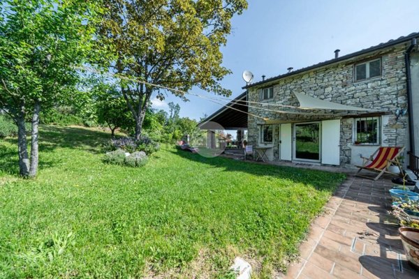 casa indipendente in vendita a Lesignano de' Bagni in zona Faviano di Sopra