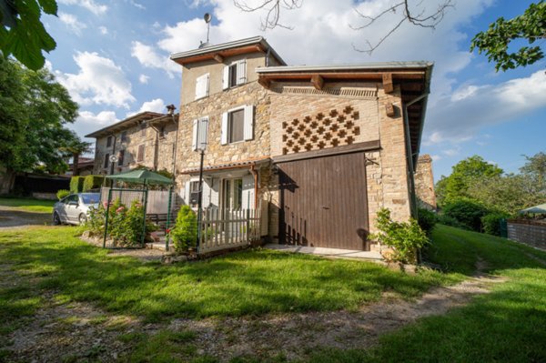 casa indipendente in vendita a Lesignano de' Bagni in zona Tassara