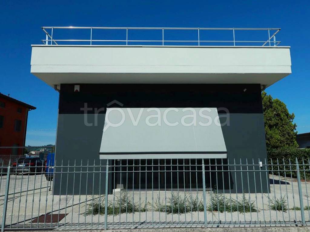 negozio in vendita a Lesignano de' Bagni in zona Santa Maria del Piano