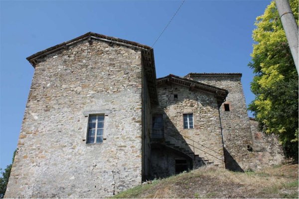 capannone in vendita a Lesignano de' Bagni in zona Fienile