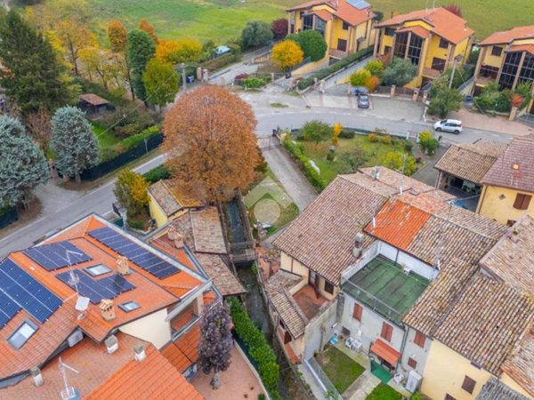 casa indipendente in vendita a Lesignano de' Bagni in zona Bassa