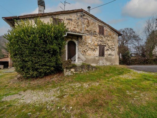 casa indipendente in vendita a Lesignano de' Bagni