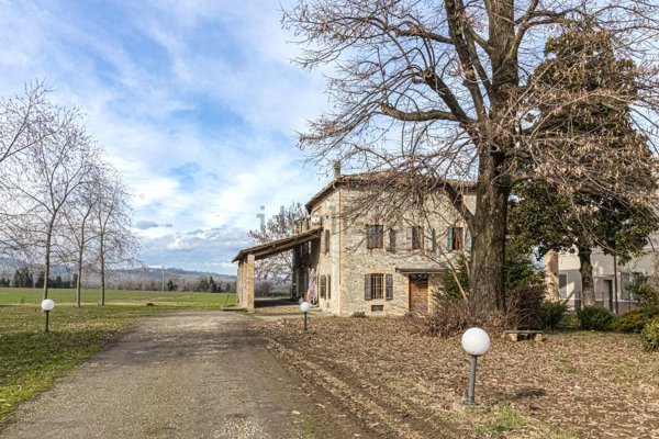 casa indipendente in vendita a Lesignano de' Bagni in zona Fienile