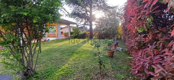 casa indipendente in vendita a Lesignano de' Bagni