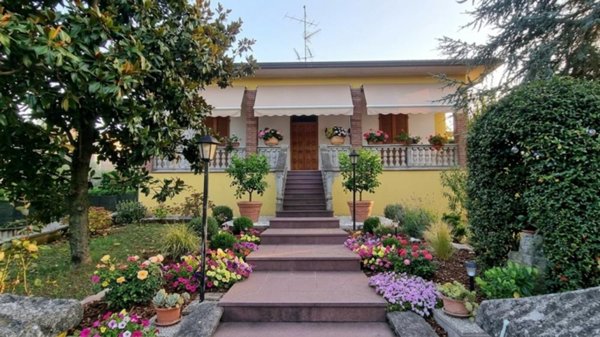 casa indipendente in vendita a Lesignano de' Bagni in zona Bassa