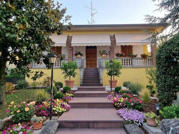 casa indipendente in vendita a Lesignano de' Bagni in zona Bassa