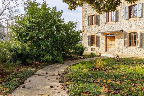 casa indipendente in vendita a Lesignano de' Bagni in zona Fienile