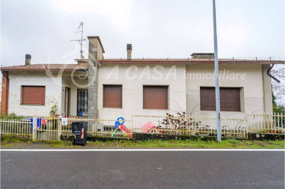 casa indipendente in vendita a Lesignano de' Bagni in zona Cavirano