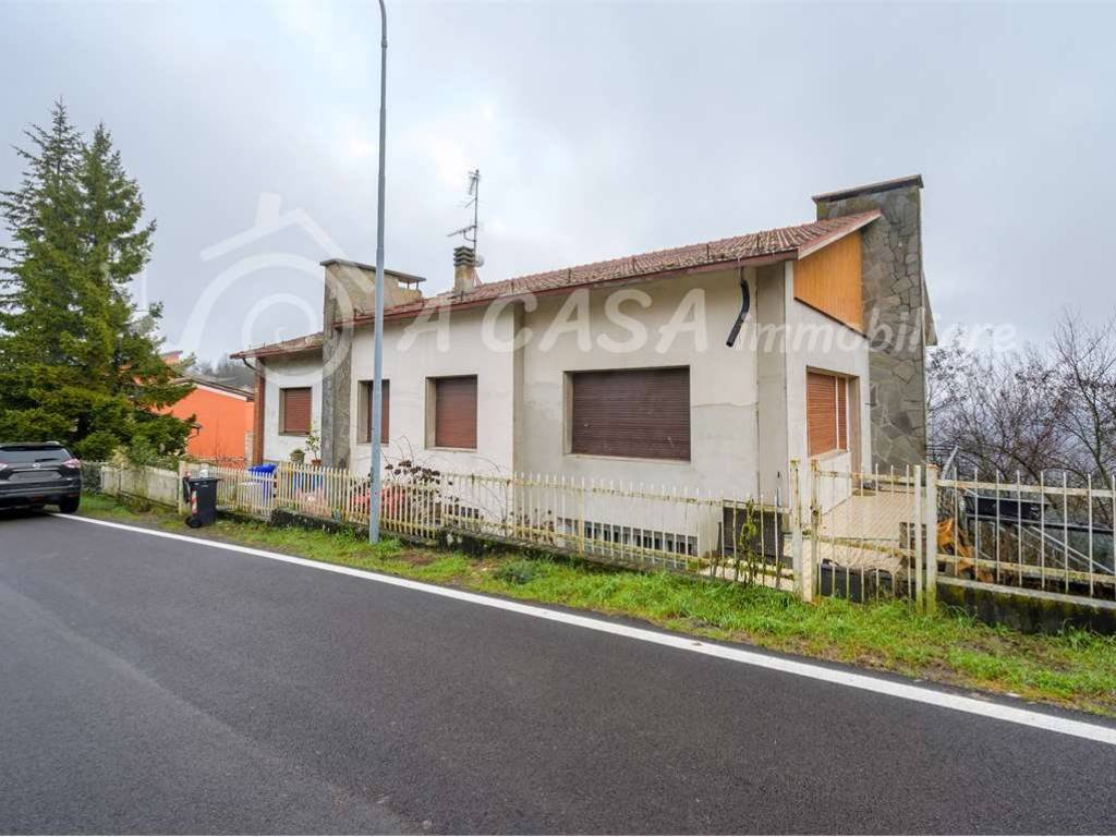 casa indipendente in vendita a Lesignano de' Bagni in zona Masdone
