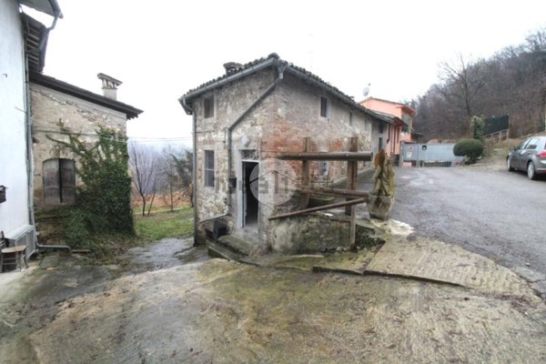 appartamento in vendita a Lesignano de' Bagni in zona Cavirano