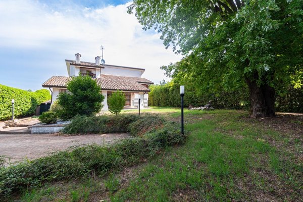 casa indipendente in vendita a Lesignano de' Bagni in zona Bassa